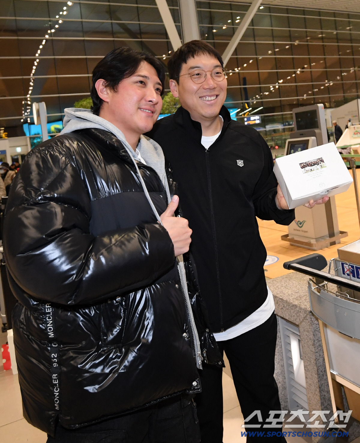 은퇴 번복? 새벽 공항 깜짝 손님 황재균, 더 놀란 이적생 김현수...'…