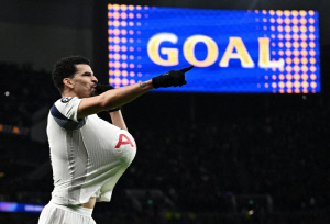 '휴~ 살았다!' 프랭크 감독, 경질 위기 피했다...'로메로, 솔란케 연속골' 토트넘, 10명 싸운 도르트문트에 2-0 승 '리그 페이즈 4위 도약'