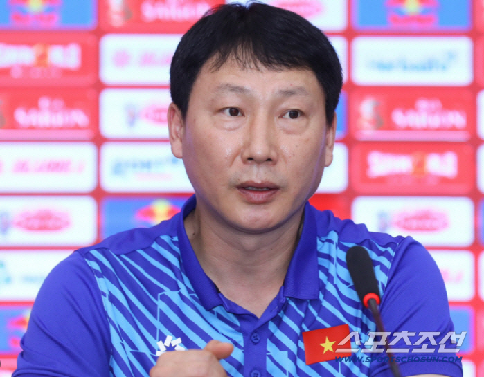 4강에서 멈춘 '식사마 매직'...'퇴장' 베트남, '대회 첫 480분 …