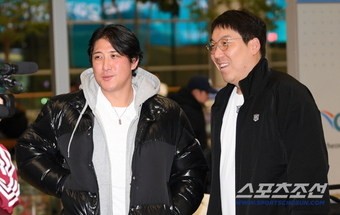 은퇴한다더니? '산전수전' 다겪은 김현수도 깜짝 놀랐다…'의리남' 황재균, 새벽 5시 인천공항에 나타난 이유 [인천공항스케치]