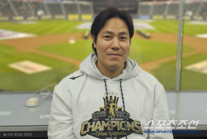 올해도 '헌신좌'는 후배 1명 더 애리조나로 보냈다. 3년째 나홀로 이천 캠프 자청