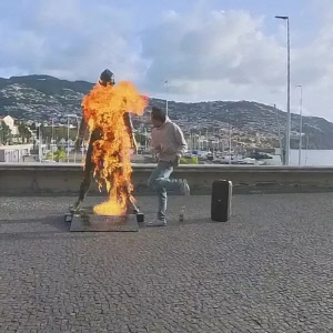 '대충격' 호날두 동상이 불탔다! '신의 경고'→광란의 춤…포르투갈 경찰, 용의자 추적