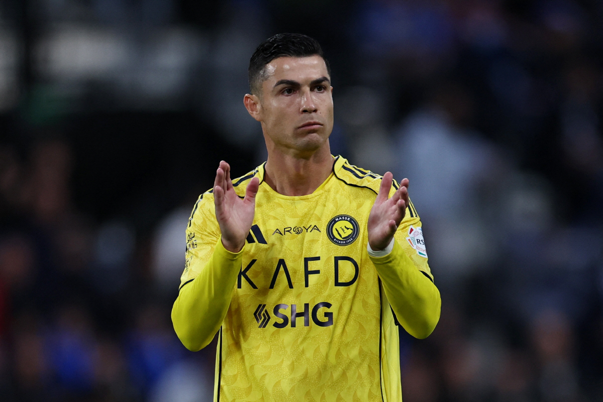 '대충격' 호날두 동상이 불탔다! '신의 경고'→광란의 춤…포르투갈 경찰…