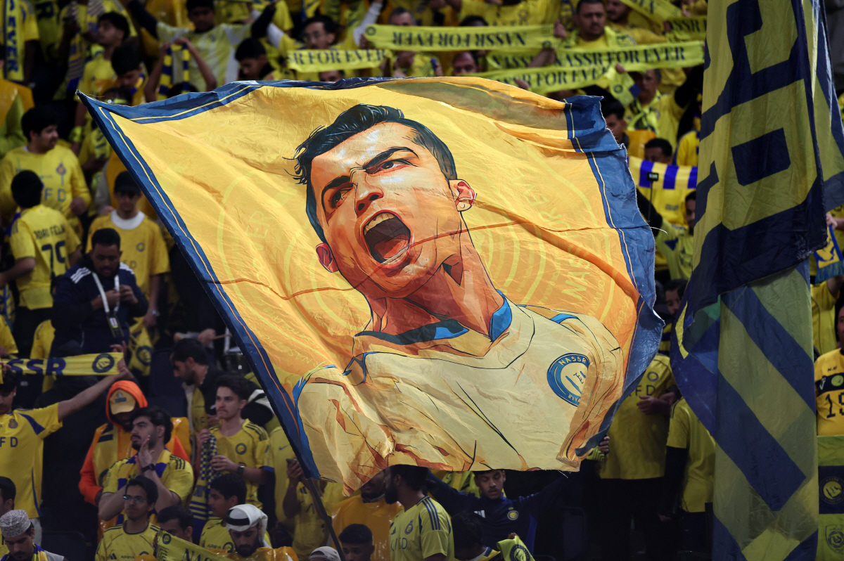 '대충격' 호날두 동상이 불탔다! '신의 경고'→광란의 춤…포르투갈 경찰…