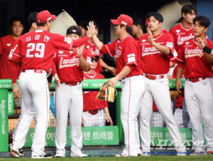 사비 들여서 몇년째 후배들 해외 데려가는데, 왜 쉬쉬하나? 