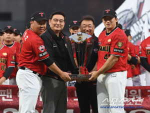 [공식발표] '42억 불펜 싹쓸이' KIA, 조상우·김범수·홍건희 전부 품었다…