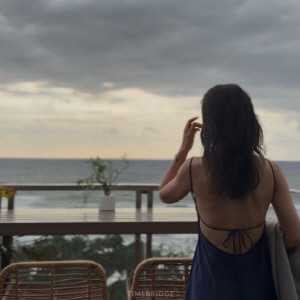 '감성 장인' 타임브릿지, 지유와 재회… 발리 '마마카호텔'의 찰나 담은 '슬픔도 잠들기 마련인데' 리메이크 발매