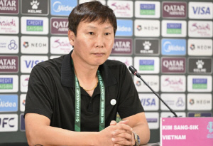 '패장의 품격' '늪 축구'에 3골차 대패한 베트남 '식사마', 5경기 무실점 중국 질식수비 인정 