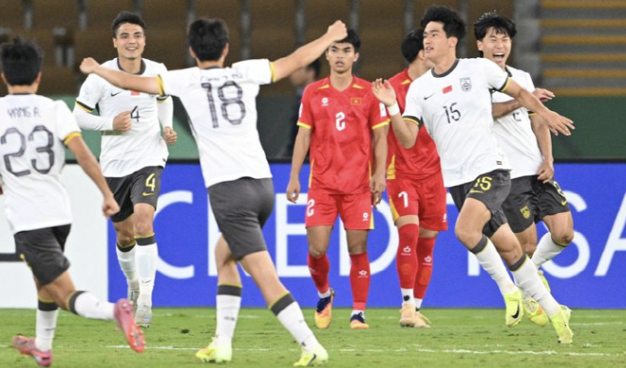 '패장의 품격' '늪 축구'에 3골차 대패한 베트남 '식사마', 5경기 …