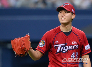 [인터뷰] 왜 1년 7억 받아들였나, 돌아온 KIA 홍건희의 진심…