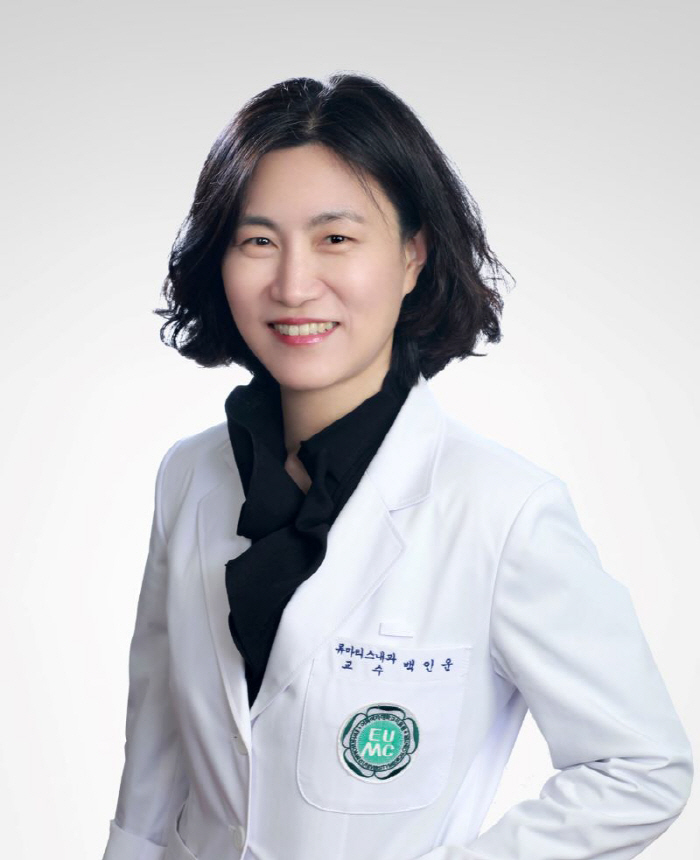 손·발 하얗게 변하고 통증 있다면, '이 질환' 의심