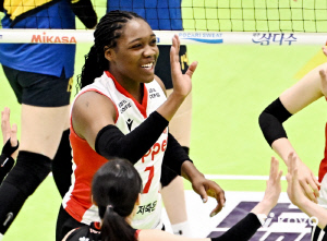 '조이 31득점 맹폭' 페퍼저축은행, 김다인 빠진 현대건설 잡고 3승1패 우위 유지[수원리뷰]