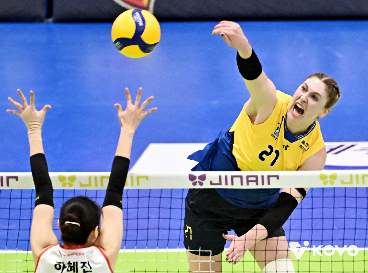 '조이 31득점 맹폭' 페퍼저축은행, 김다인 빠진 현대건설 잡고 3승1패…