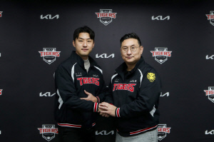 김재환 30억 거절하고 22억. 홍건희 15억 거절하고 7억 → 그들은 왜 두산을 떠났나. 이유 있는 페이컷