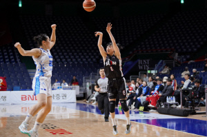 이소희 19득점 올린 BNK, 우리은행 꺾으며 연패 위기에서 탈출