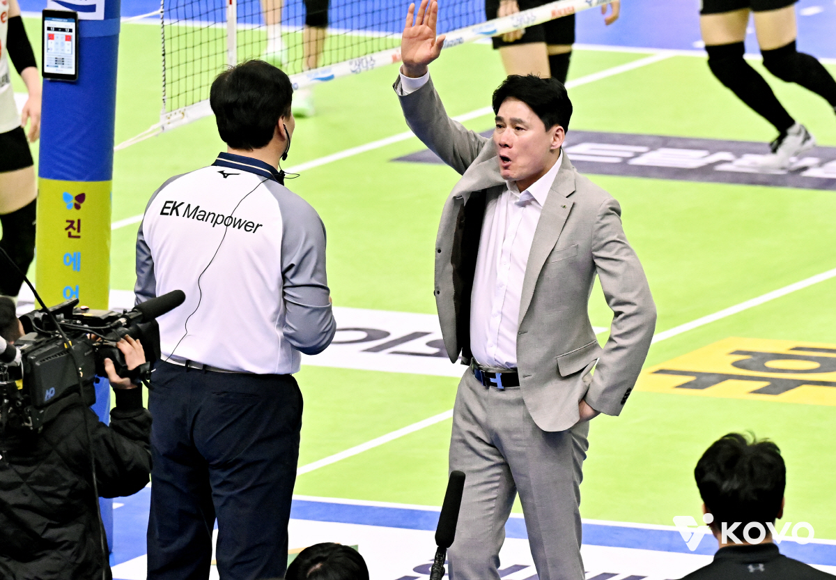 "굴절 보였다" 또 현대건설? 강성형 감독? 판정 아쉬움, .승점 1점이…