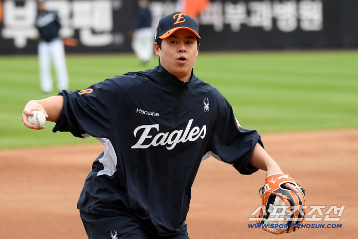 상식을 넘어선 파격, 충격...노시환 연봉 10억, FA 데려가는 팀은 보상금만 30억?