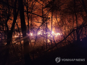 부산 기장군 산불 밤새 이어져…일출 후 헬기 13대 투입
