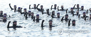 최강 한파 속 겨울바다에 '풍덩'…해군 SSU 혹한기 훈련