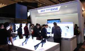 SNT모티브, 미국 총기 전시회 참가…저위험권총 등 선보여
