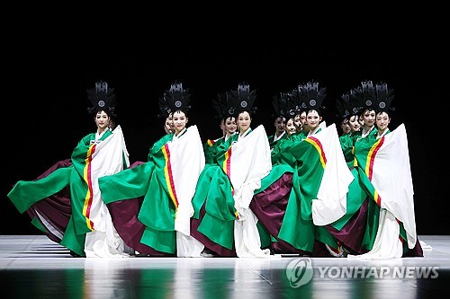 최휘영, '일무' 안무가들에 축전…"韓무용 알린 위대한 발걸음"