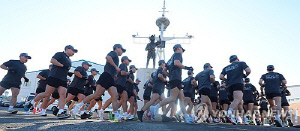 최강 한파 속 겨울바다에 '풍덩'…해군 SSU 혹한기 훈련