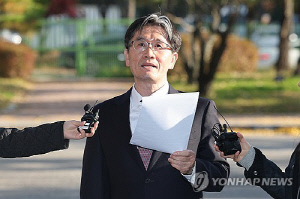 '제식구 감싸기' 공수처장 첫재판 혐의 부인…