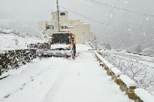 이틀새 25㎝ 눈 쌓인 울릉도…제설작업에 '바쁘다 바빠'