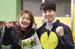 조교사 변신 김혜선, 남편 박재이 기수와 함께 첫 승 신고