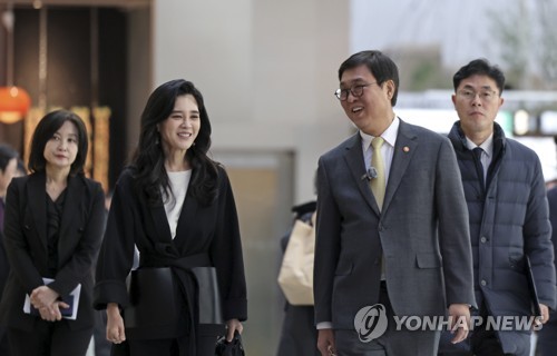 최휘영 장관, 코리아그랜드세일 현장 점검…"외국인 유치 노력"