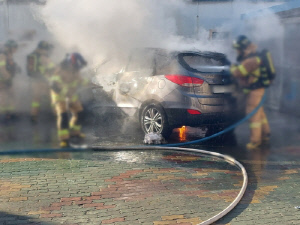 초등학교 주차장 SUV서 부탄가스 폭발…60대 운전자 경상
