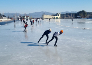 철원군, 동송읍 빙상경기장서 백곰배 스피드스케이팅 대회 개최
