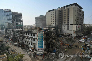 파키스탄 쇼핑상가 대형화재 사망자 55명으로 급증…29명 실종