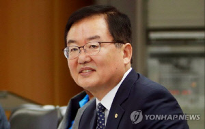 문인 광주 북구청장, 정치적 처신 논란…