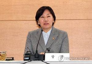 농식품부 장관, 딸기 농가 찾아 수급 상황 점검