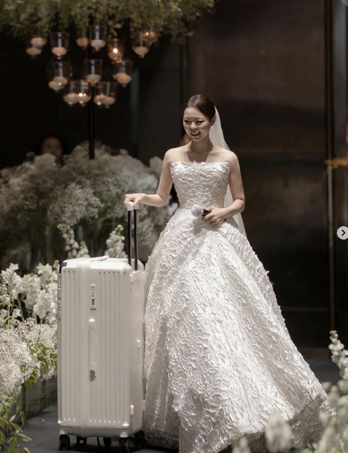 '28기 영철♥' 28기 영자, 버진로드서 캐리어 끌며 입장 "'나솔' 등장 재연"