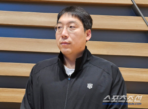 50→22→28번 차례였는데…'20년만의 脫잠실' 김현수의 새 등번호? 절친의 간절한 부탁 있었다 [인천공항포커스]