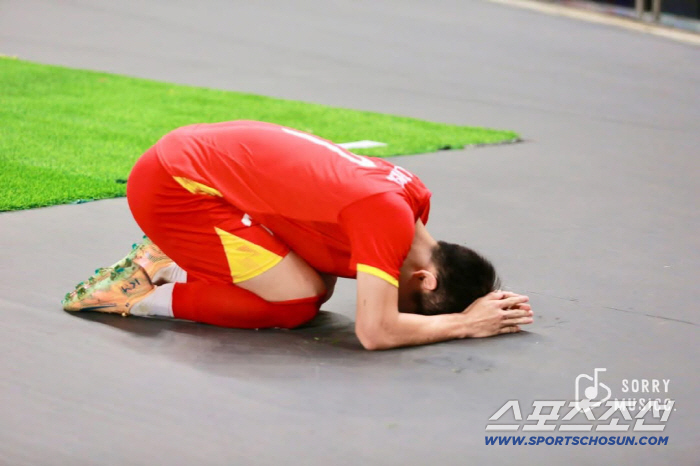 "죄송합니다" '잔인한 운명'에 놓은 식사마, '신태용처럼' 이민성호에 …