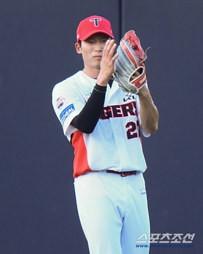 '연봉 1위 우뚝' KIA FA 단속 1순위 될 줄 누가 알았을까…"수비…