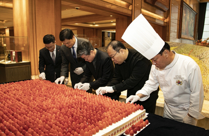 '200Kg보다 값진 나눔' 롯데호텔앤리조트, 프리미엄 딸기 케이크 서울…
