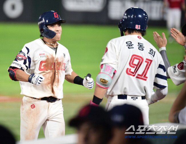 '윤나황손 삭감 한파→ 나균안-정철원 인상' 캠프 떠나는 롯데, 연봉 계약 끝냈다