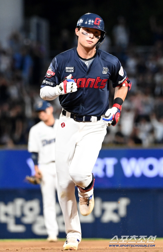 [공식발표]'윤나황손 삭감 한파→ 나균안-정철원 인상' 캠프 떠나는 롯데…