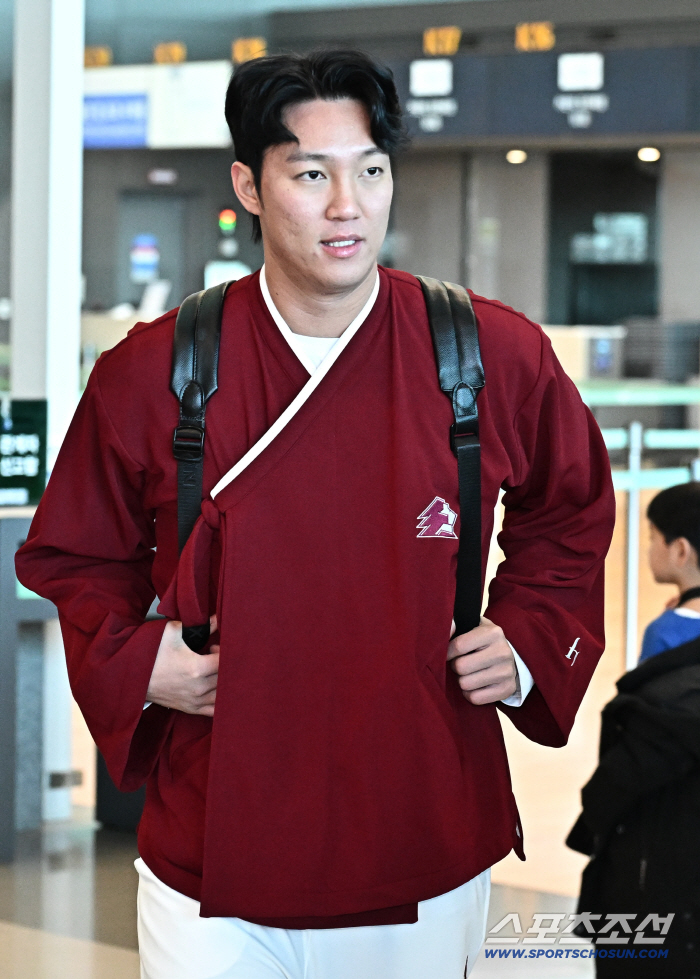 이 팀은 야구가 아니고, 옷으로 '어그로' 화끈하게 끄네..."템플 스테이 가는줄" [인천공항 현장]