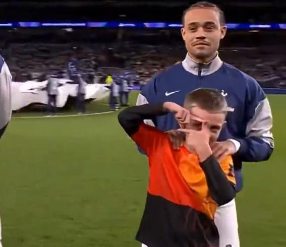 '레전드 손흥민' 감격스럽다! 토트넘 어린팬들도 기억하는 '찰칵 세리머니'…도르트문트전 승리는 '양봉업자' 쏘니 DNA 덕분