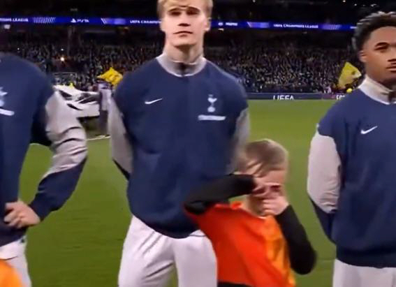 '레전드 손흥민' 감격스럽다! 토트넘 어린팬들도 기억하는 '찰칵 세리머니…