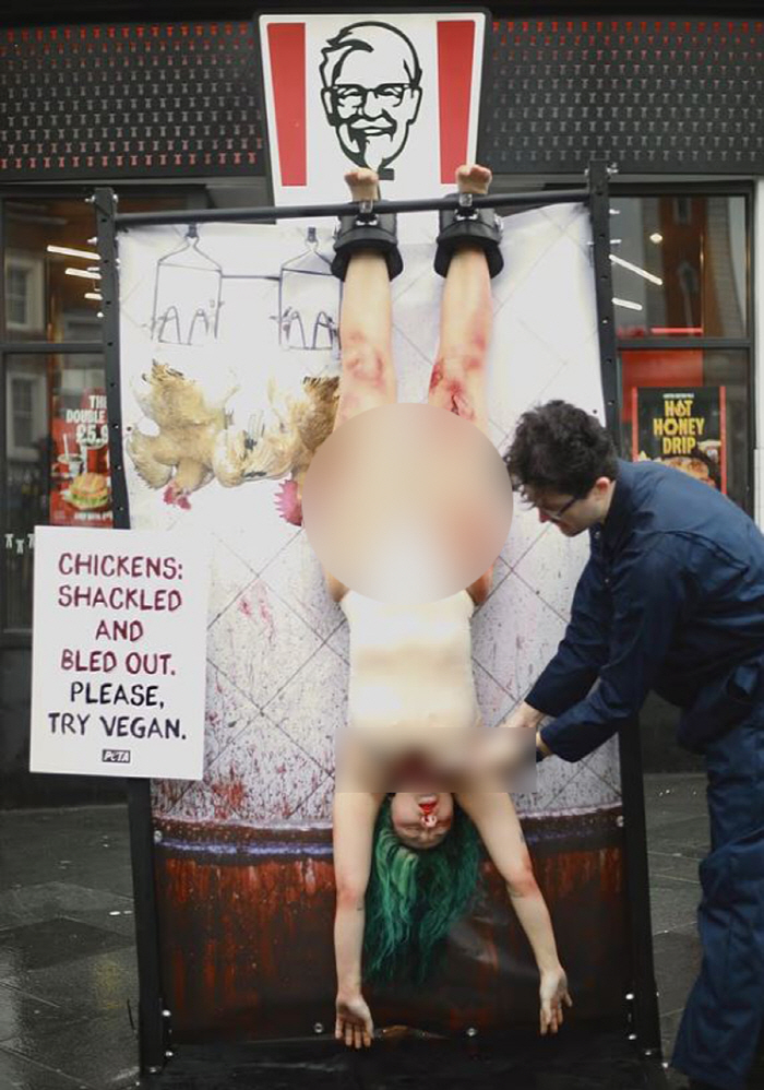 대낮 도심, 거꾸로 매달린 여성 피 '줄줄' 충격…알고 보니