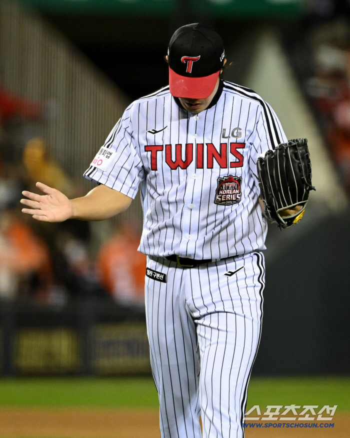 4년간 296경기 93홀드 41세 '헌신좌'에게 LG의 선물 2+1년 16억 다년계약. 홍창기는 1년 계약만[공식발표]