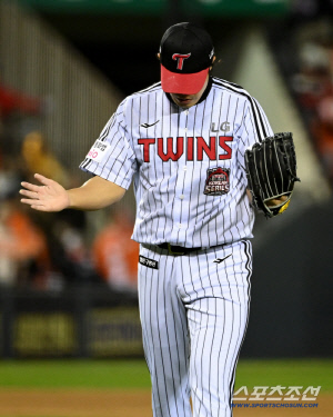 4년간 296경기 93홀드 41세 '헌신좌'에게 LG의 선물 2 1년 16억 다년계약. 홍창기는 1년 계약만[공식발표]