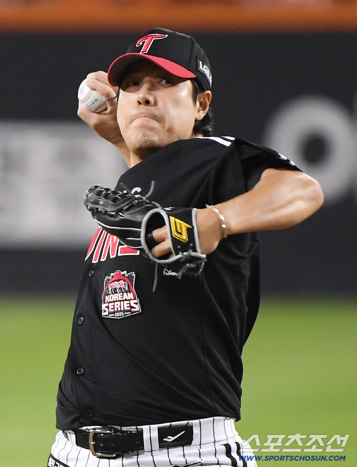 4년간 296경기 93홀드 41세 '헌신좌'에게 LG의 선물 2+1년 1…