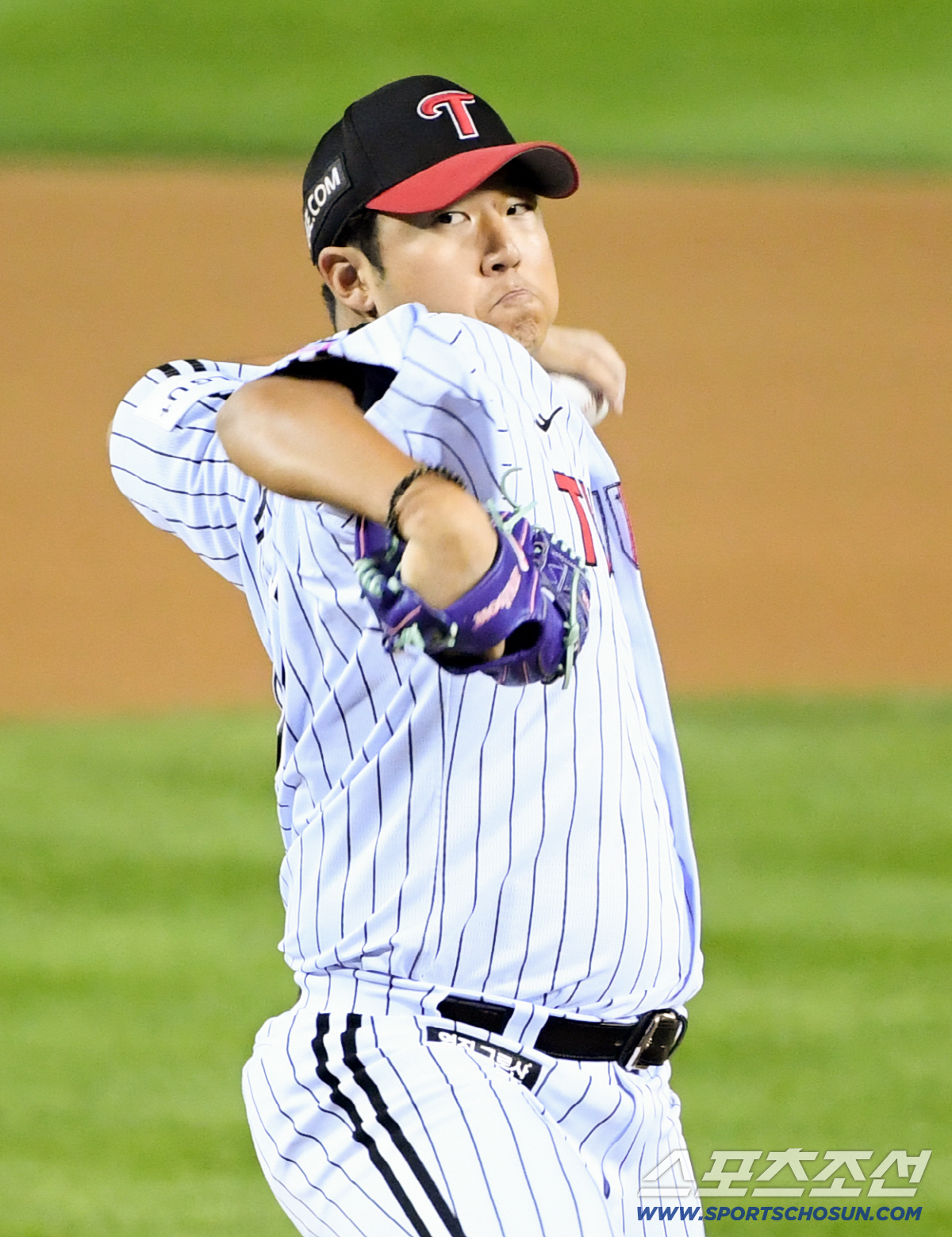 4년간 296경기 93홀드 41세 '헌신좌'에게 LG의 선물 2+1년 1…